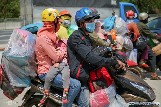 Một gia đình khăn gói về quê ăn Tết. Ảnh: Nguyễn Đông